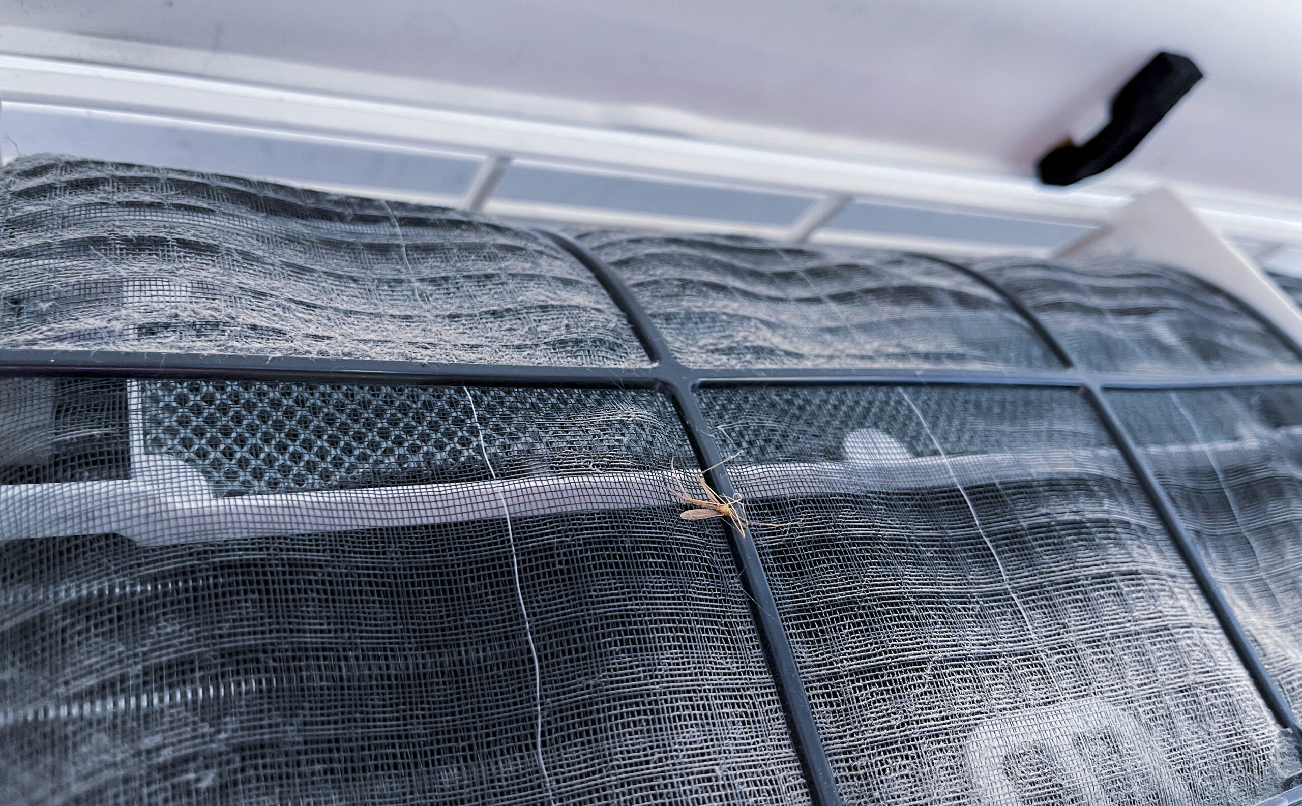 Tháo lưới lọc điều hoà